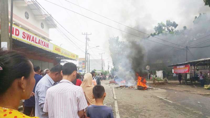 Tolak Eksekusi Lahan Pertamina Warga Blokir Jalan Karya Wisata