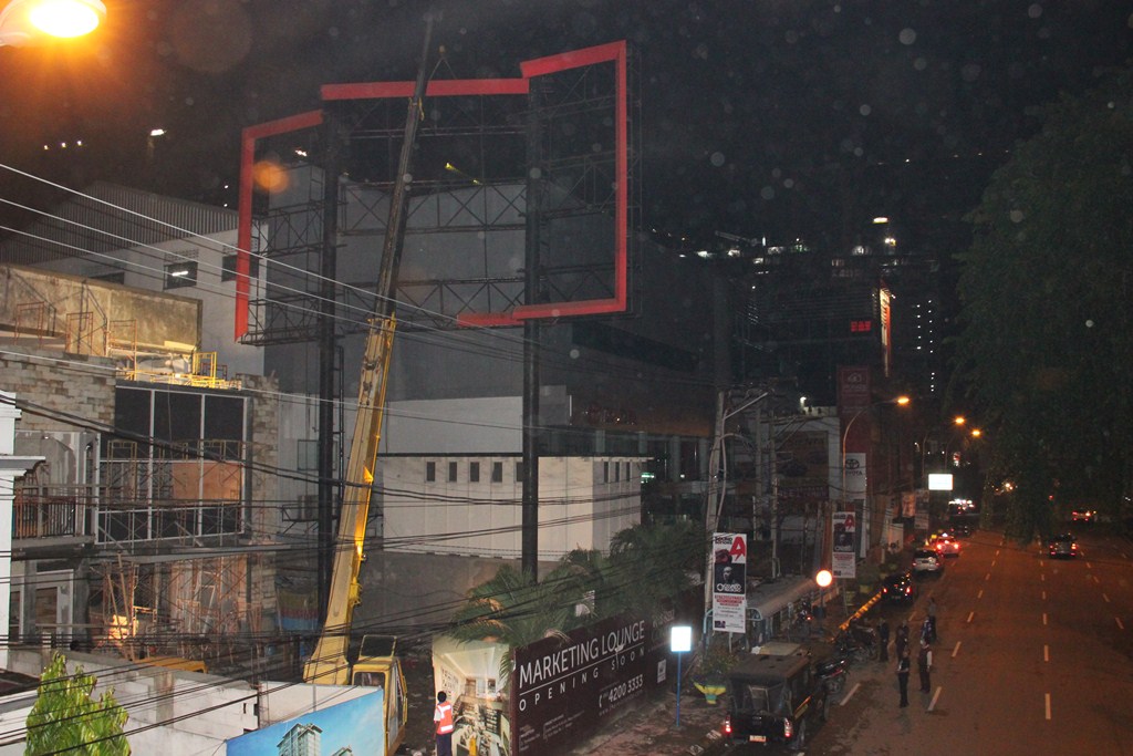 Dinas TRTB Bongkar Papan Reklame Tanpa Izin