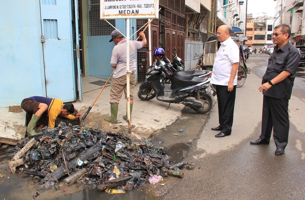 Terima Laporan Warga, Eldin Langsung Pimpin Pengorekan Parit