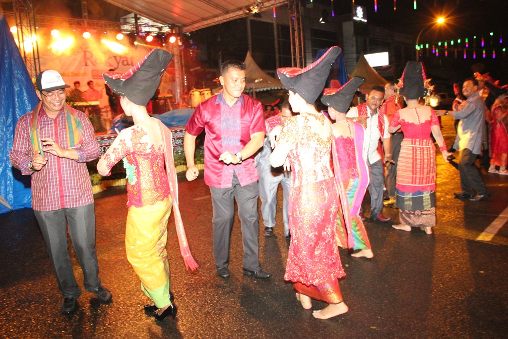 Hujan Tak Halangi Pengunjung Nikmati Seni & Tari Karo