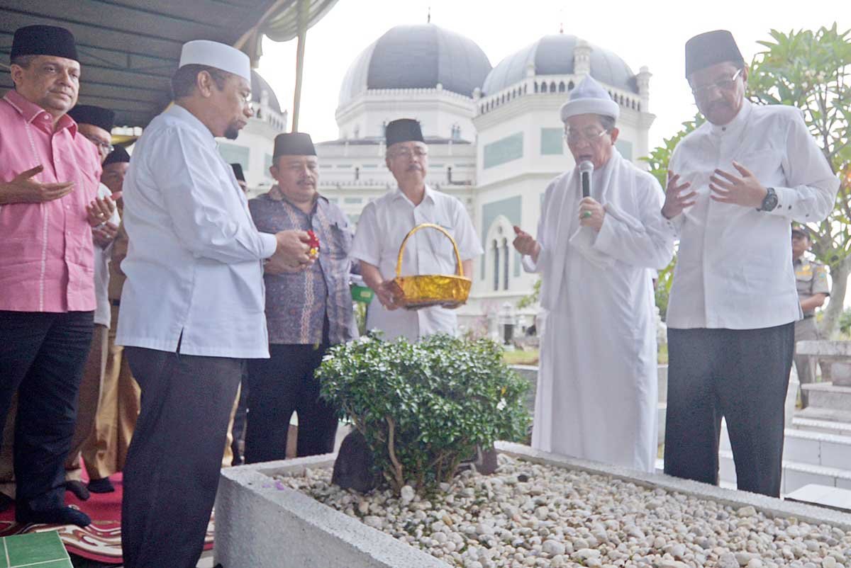 Mengenang 11 Tahun Tragedi Mandala, Gubsu HT Erry Nuradi Ziarah