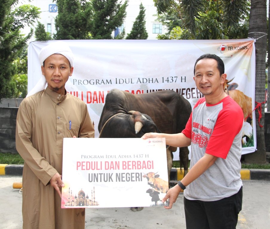 Idul Adha 1437 Hijriyah Telkomsel Serahkan 37.000 Paket Hewan Kurban