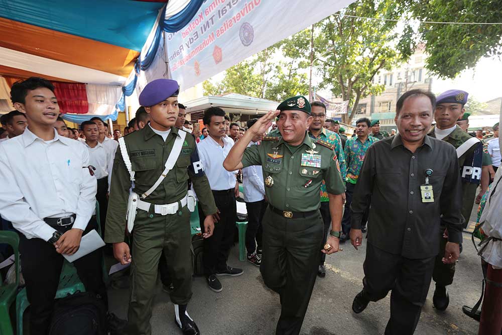 Pangkostrad Ceramah Bela Negara di UMSU