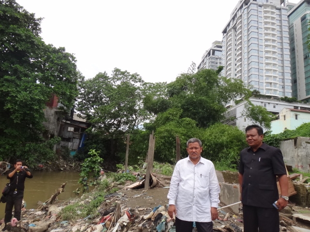 TRTB Ditantang Bongkar Tembok Cambriedge