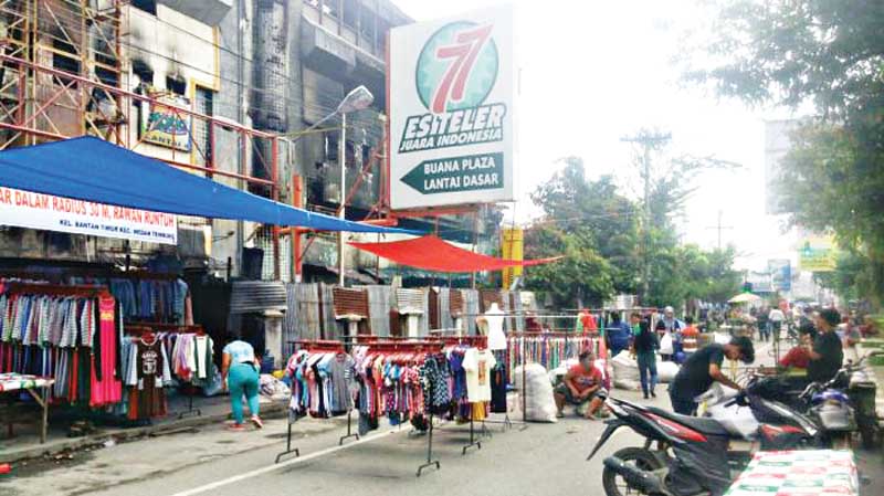 Masyarakat Keluhkan Pedagang Pasar Aksara Jualan di Tengah Jalan