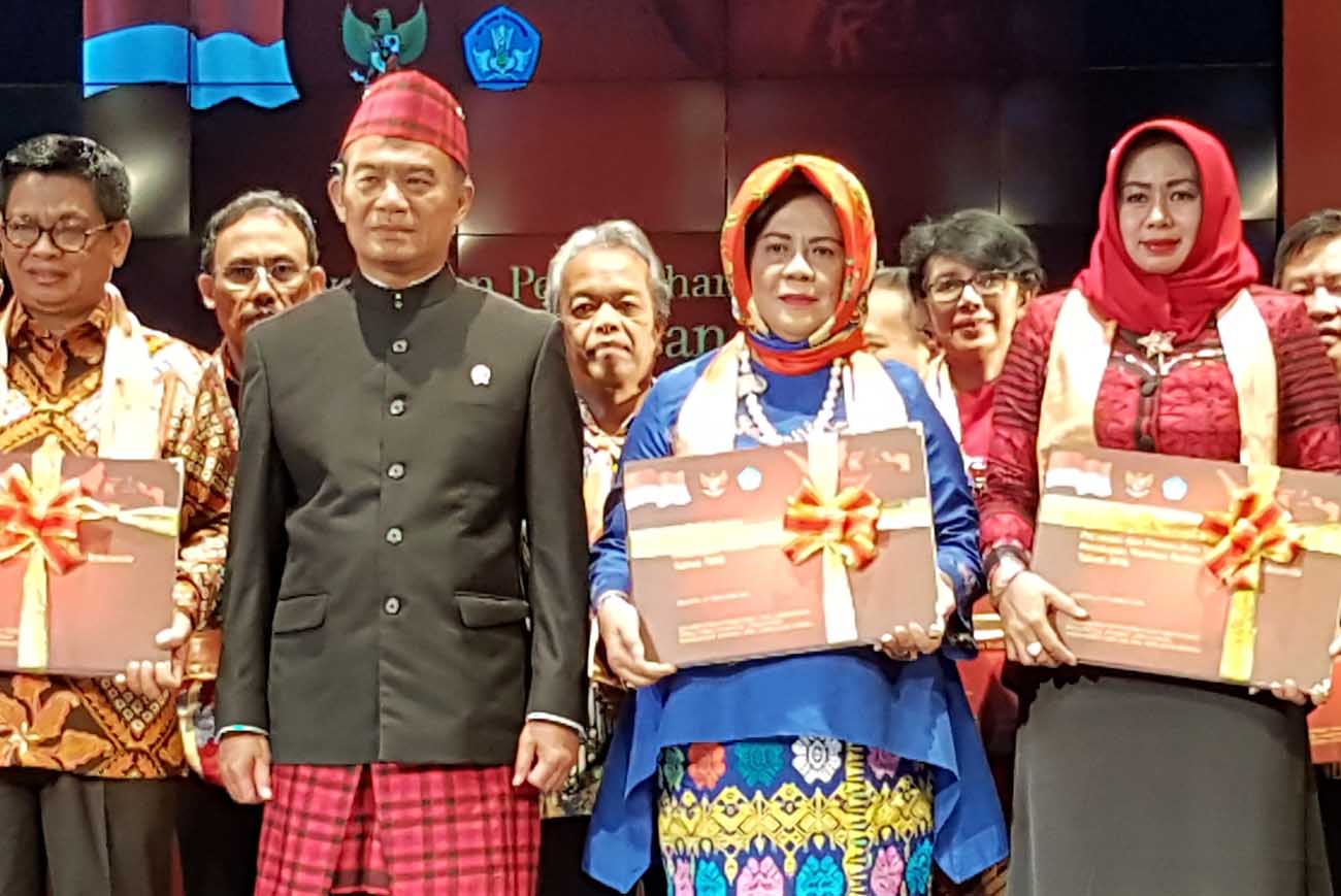 Evi Diana Terima Empat Sertifikat Warisan Budaya Tak Benda Dari Mendikbud