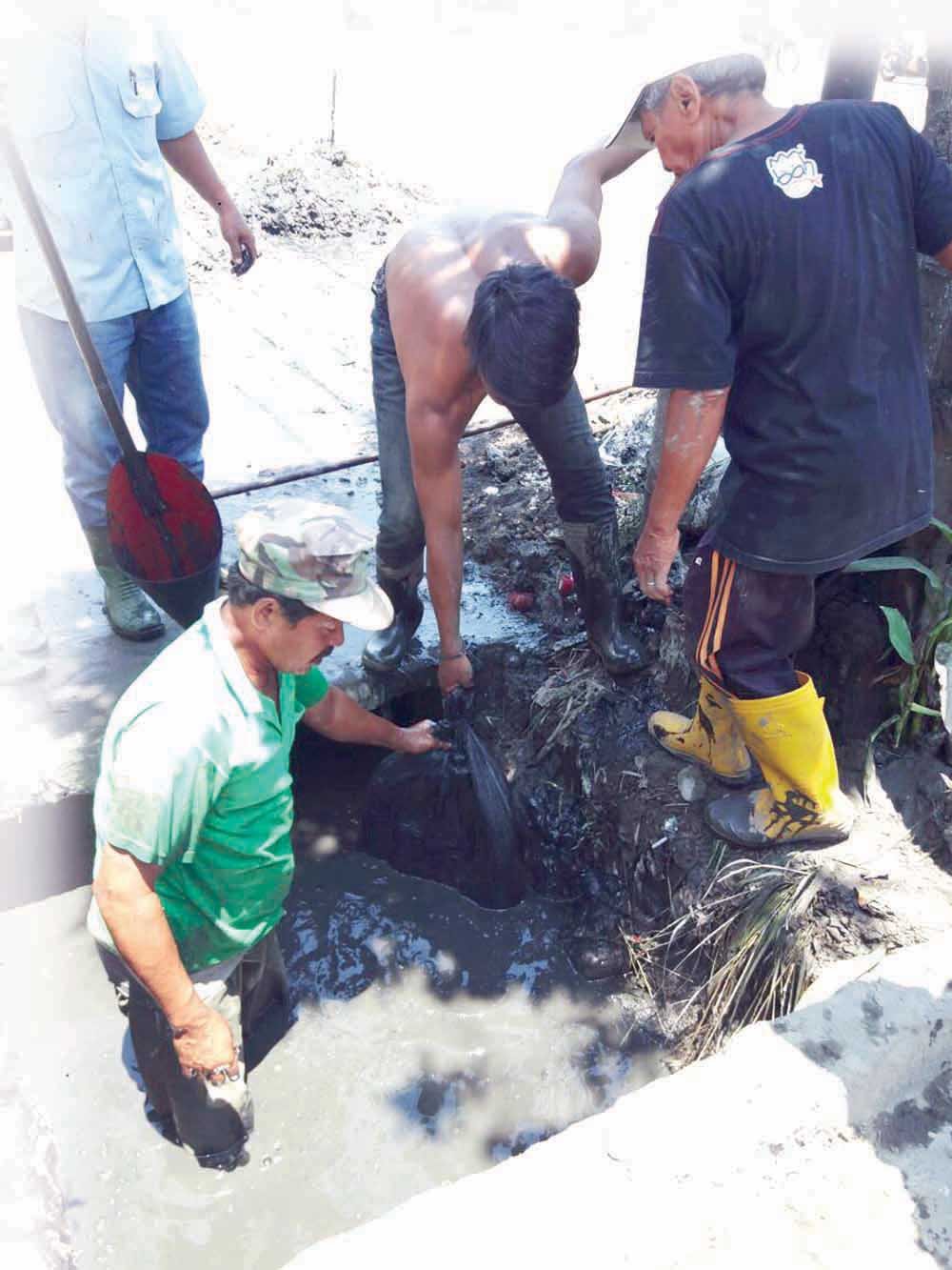 Aneh, Ditemukan 27 Tumpukan Goni Berisi Pasir dan Tanah