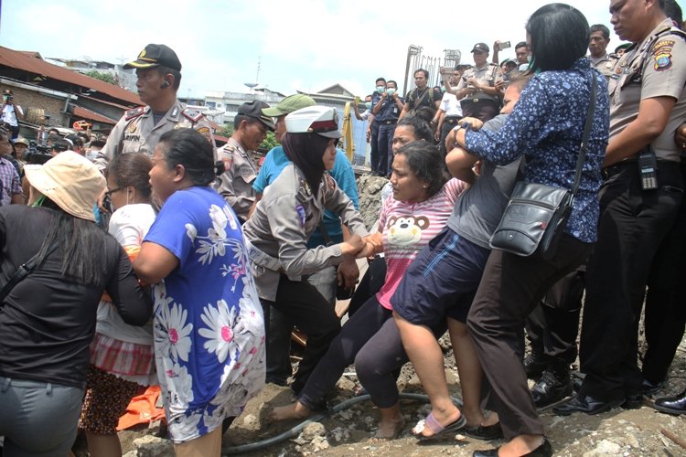 Warga Mengamuk dan Melempari Petugas, Pembongkaran Puluhan Rumah Jalan Timah Ricuh