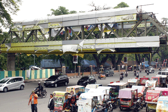 Bangunan Sky Bridge Terbengkalai Pemko Salahkan PT KAI