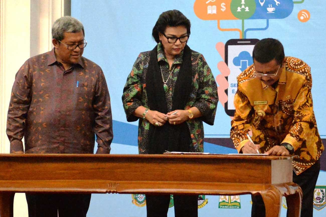 Disaksikan KPK, Erry Nuradi-Aher Teken MoU   Penerapan Aplikasi PTSP, TPP dan e-Samsat
