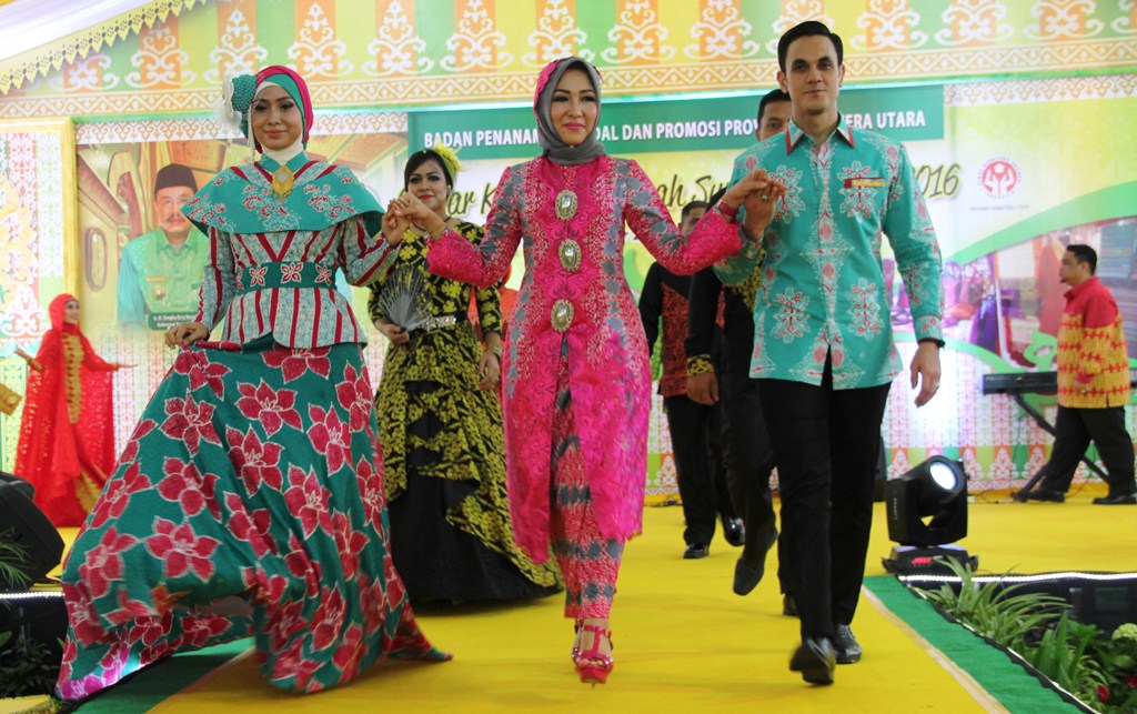 Rita Maharani Promosikan Batik Medan ke Kuching