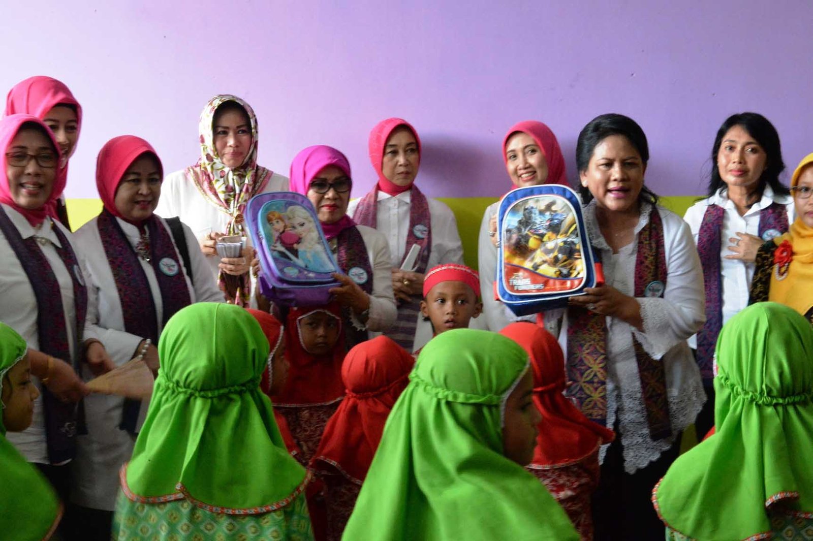 Ibu Negara Bagi Bingkisan dan Menortor Bersama Anak-anak PAUD