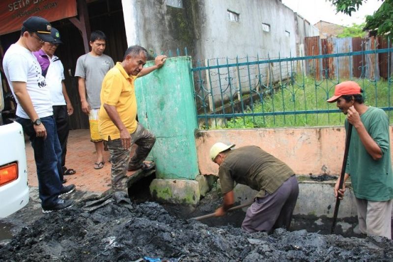 Atasi Banjir,  Sabar Sitepu dan Camat Medan Denai Gotong Royong Bersama Masyarakat