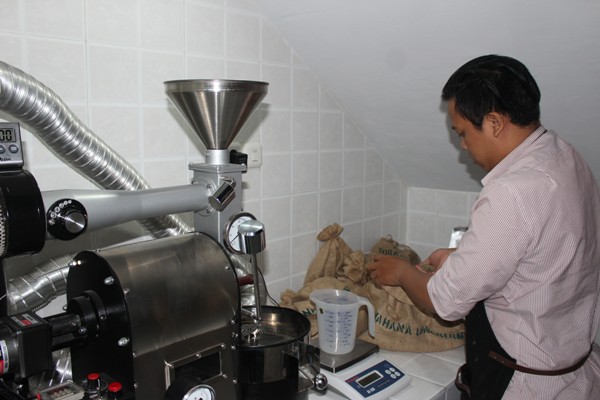 Kafe Story Cofee-Food Tampilkan Mesin Kopi Unik