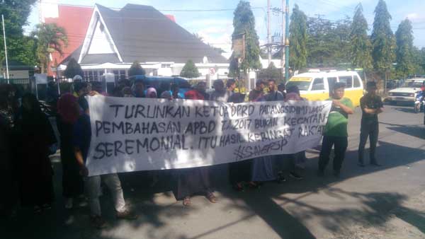 Ketua DPRD Sidimpuan Dituntut Mundur, RAPBD TA 2017 Belum Dibahas