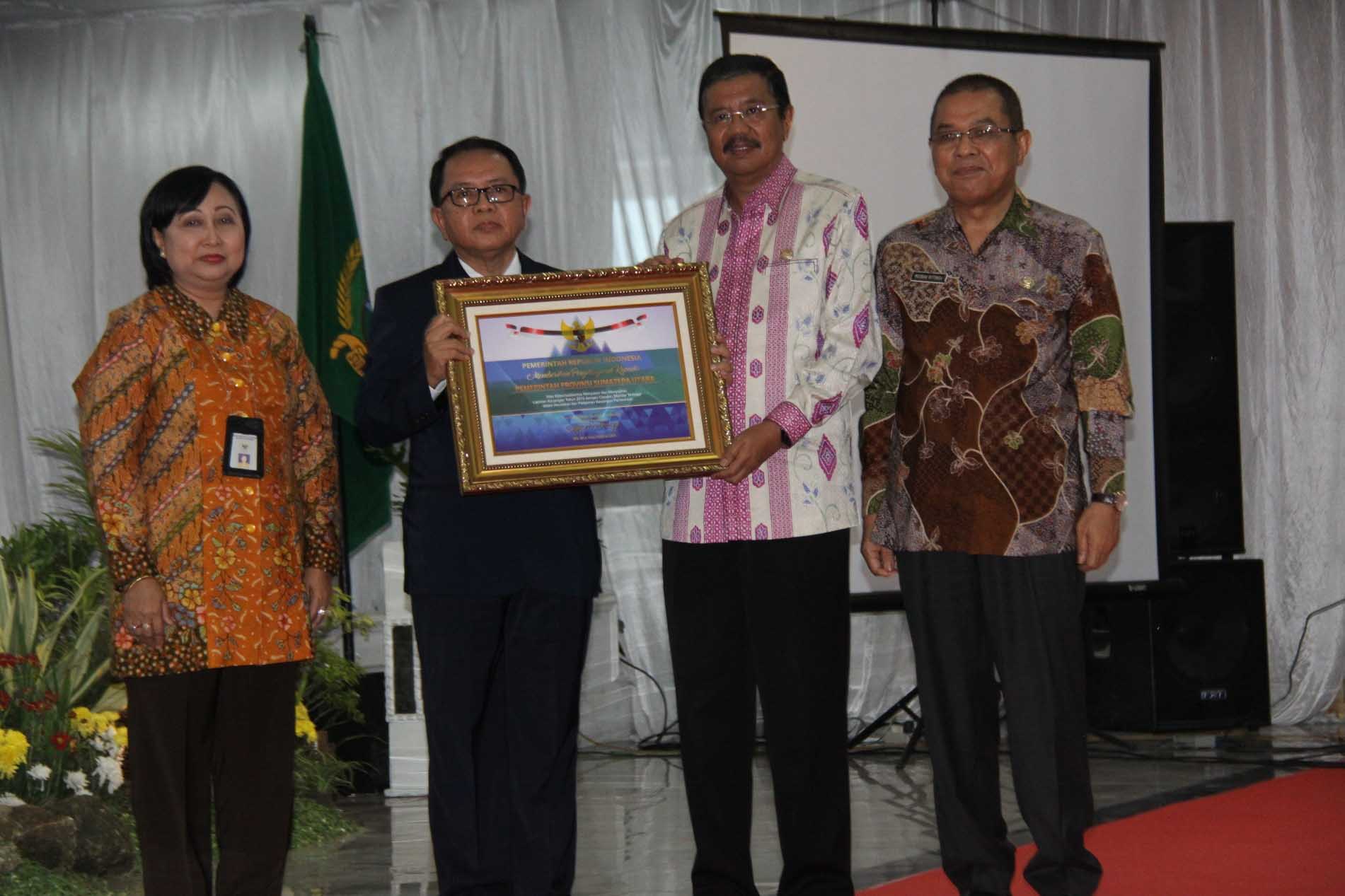 Gubsu Serahkan DIPA 2017 ke KPA, Alokasi APBN di Sumut Rp19,8 Triliun