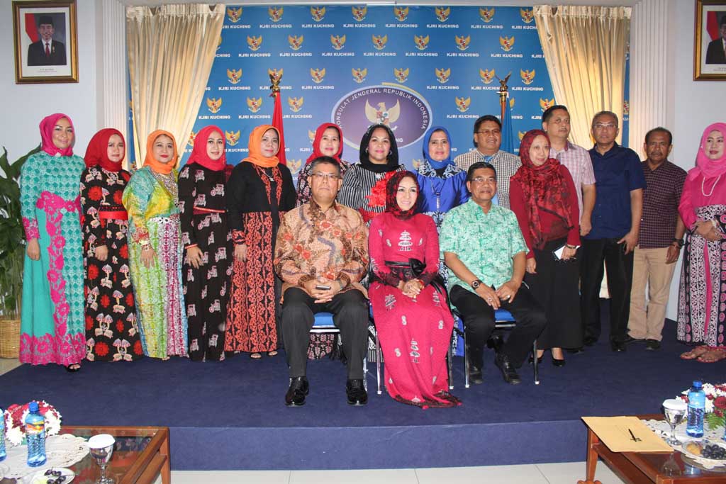 Hj Rita Kenalkan Batik Medan & Songket Deli Di Kuching Malaysia