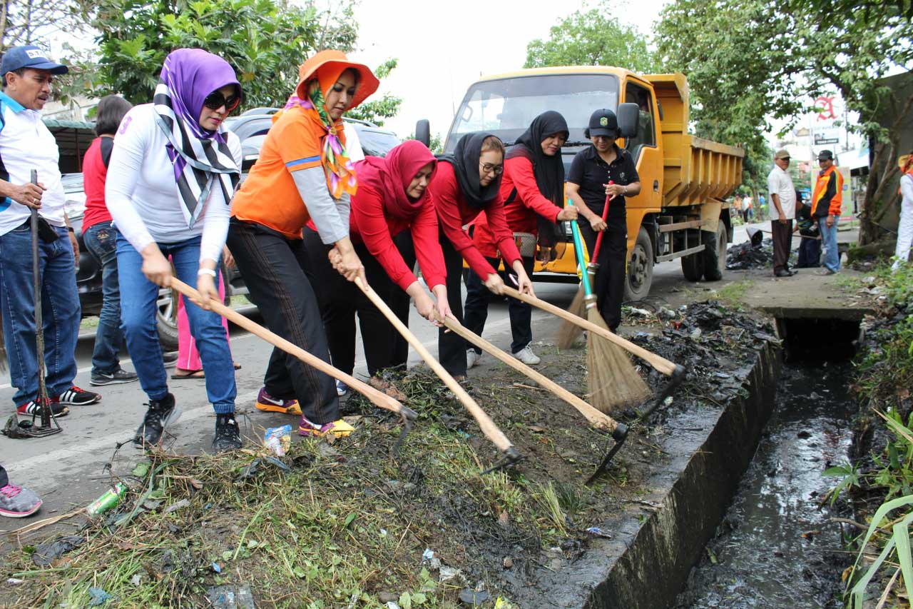 Hj Rita Maharani Korek Parit Bersama Warga