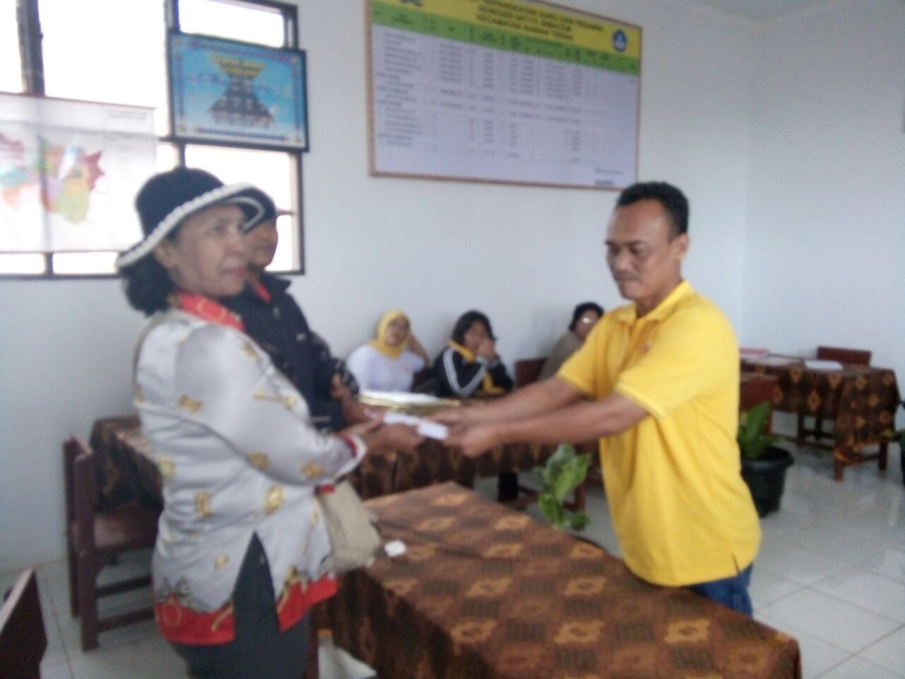 Unpab Serahkan Bantuan Pembinaan Anak-Anak Pengungsi Sinabung