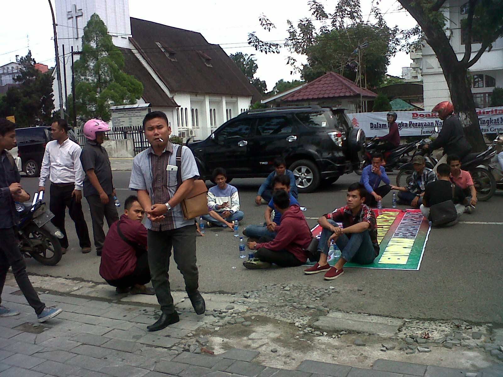 GMPP Bentangkan Spanduk Tangkap Rajali
