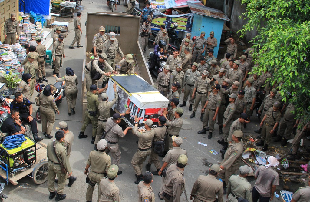 Lapak Pedagang Buku Bekas Di Titi Gantung Dibersihkan