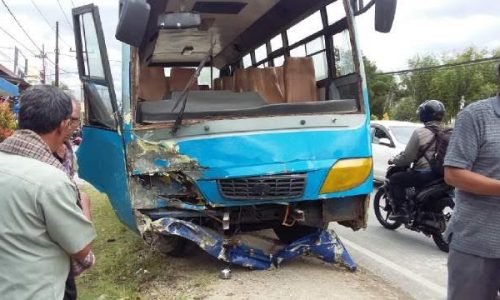 Bus Tabrak Avanza di Tobasa  Tewaskan 1 Orang