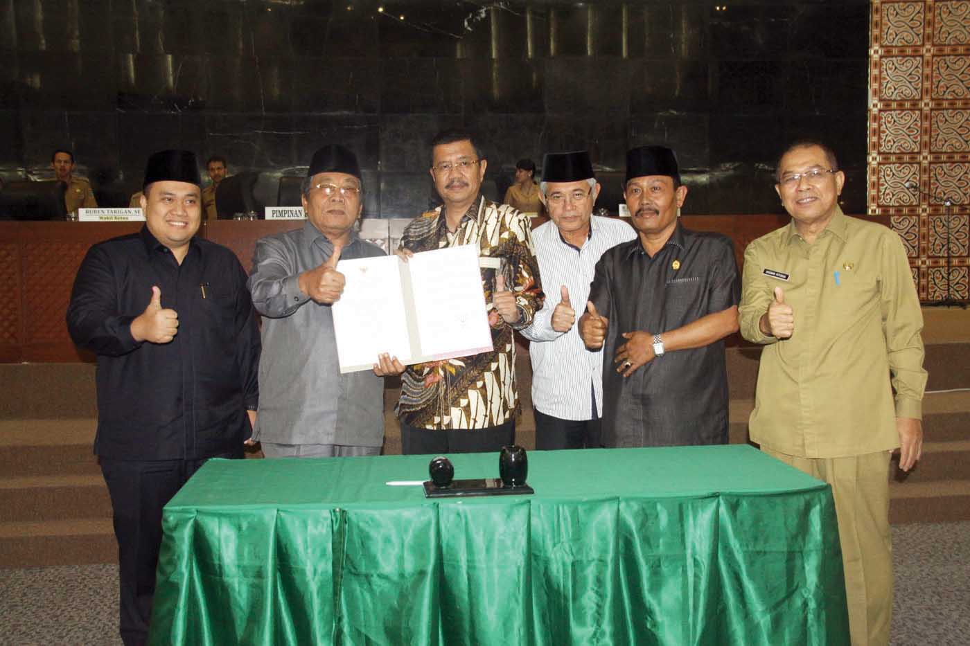 Gubsu dan Pimpinan DPRD Sumut Teken RAPBD 2017