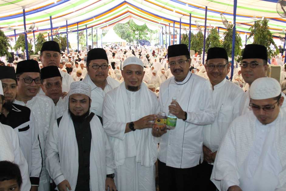 Erry dan 3.500 Jamaah Dzikir Serta Doa Bersama Arifin Ilham