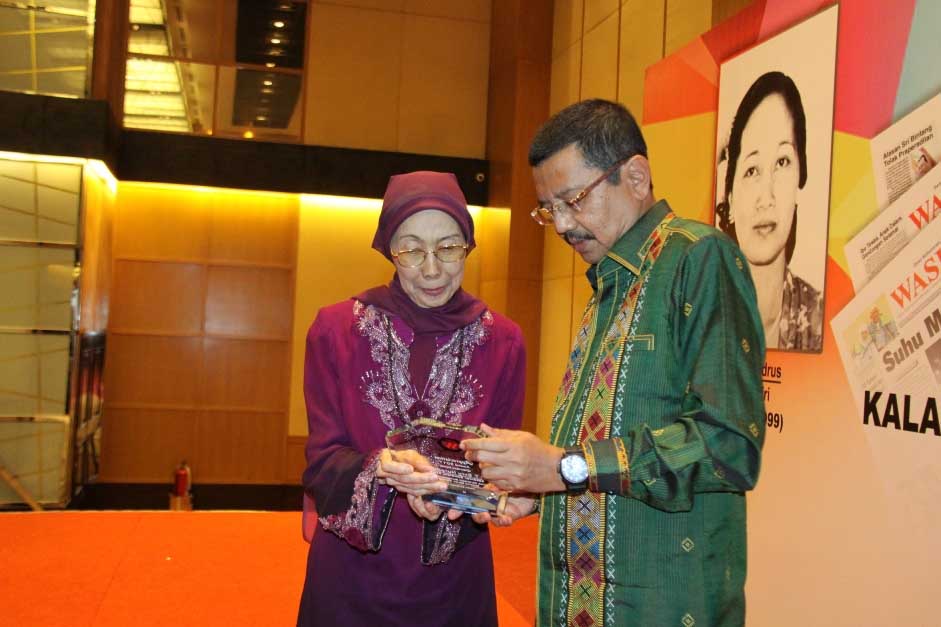 Gubsu Terima Penghargaan  HUT ke 70 Waspada