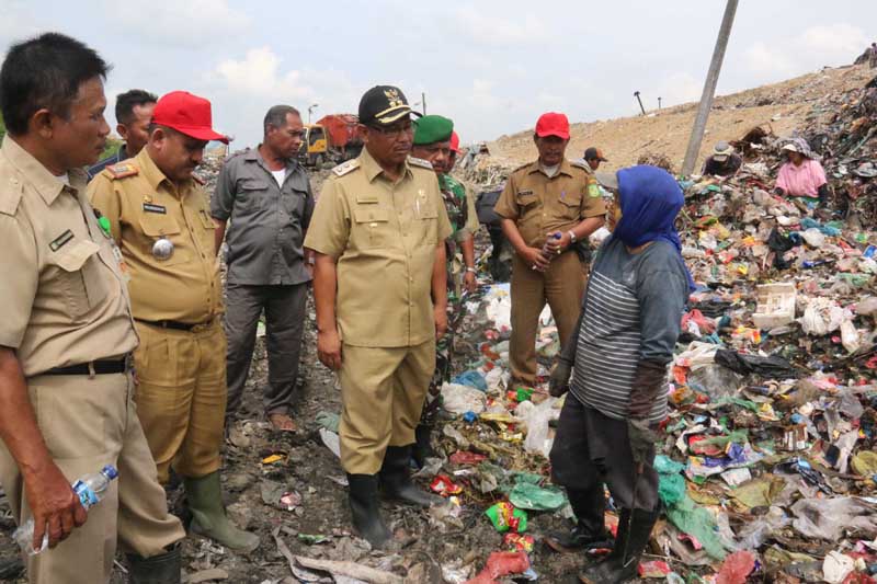 Akhyar Tinjau Jalan Rusak Menuju TPA Terjun