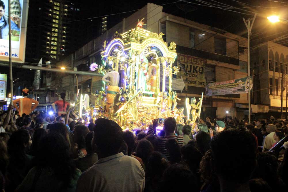 Rayakan Thaipusam Sambil Mengarak Kereta Kencana Keliling Kota Medan