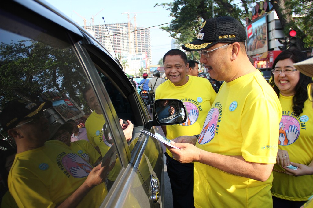 Wali Kota Bagikan Brosur Bahaya Penyakit Kanker