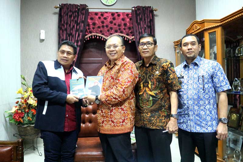 Ini Dia Dua Buku Menarik Karya Bupati Sergai Soekirman