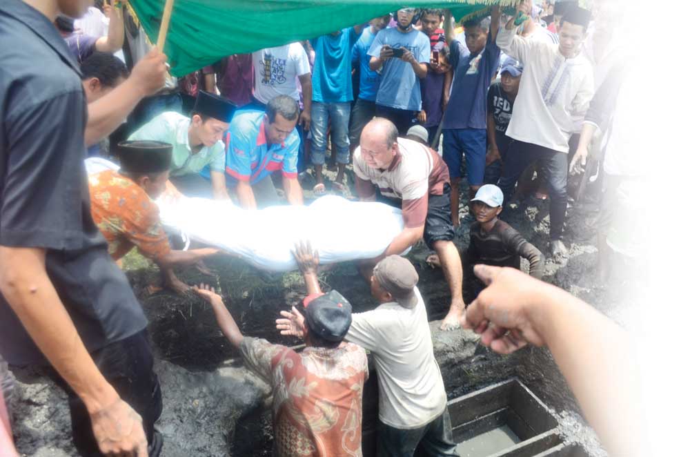 5 Jenazah Pembantaian Sekeluarga Dimakamkan Berdekatan