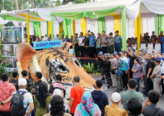 Gubsu Lepas Karnaval Mobil Hias dan Jalan Kaki HUT Pemprovsu ke-69