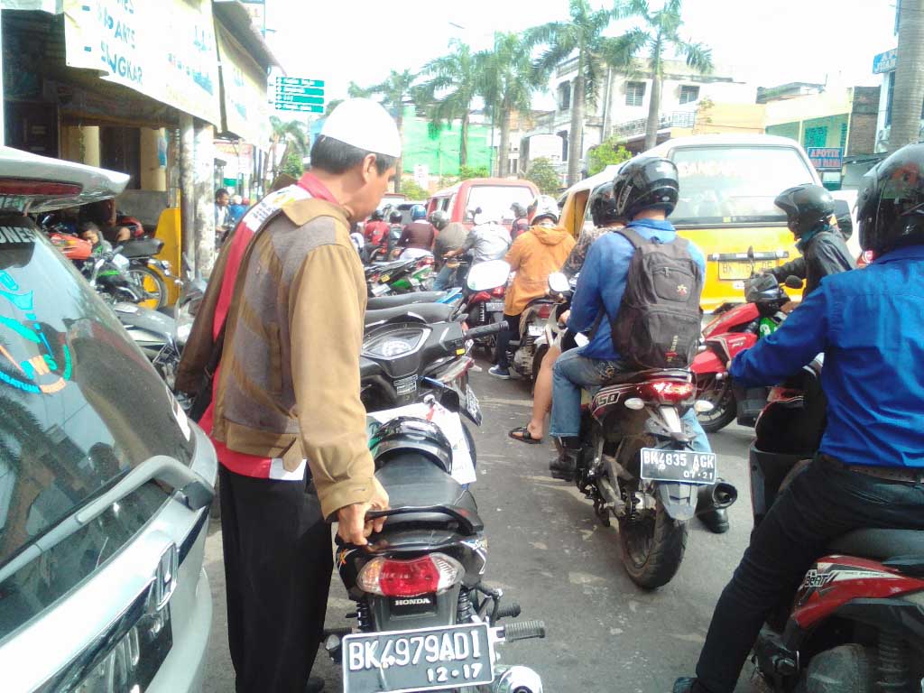 Kawasan Jamin Ginting Macet Akibat Parkir Liar