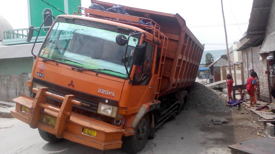 Diduga Muatan Lebihi Tonase Truk Interkuler Terprosok