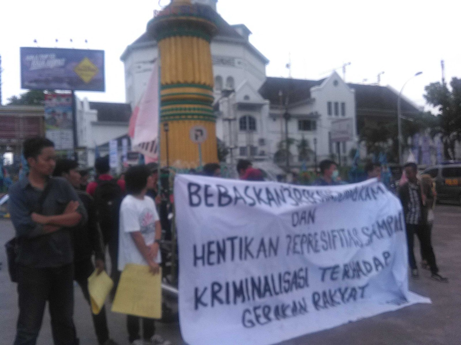 Tuntut Rekannya Dibebaskan, Belasan Mahasiswa Unjukrasa di Depan Kantor Pos