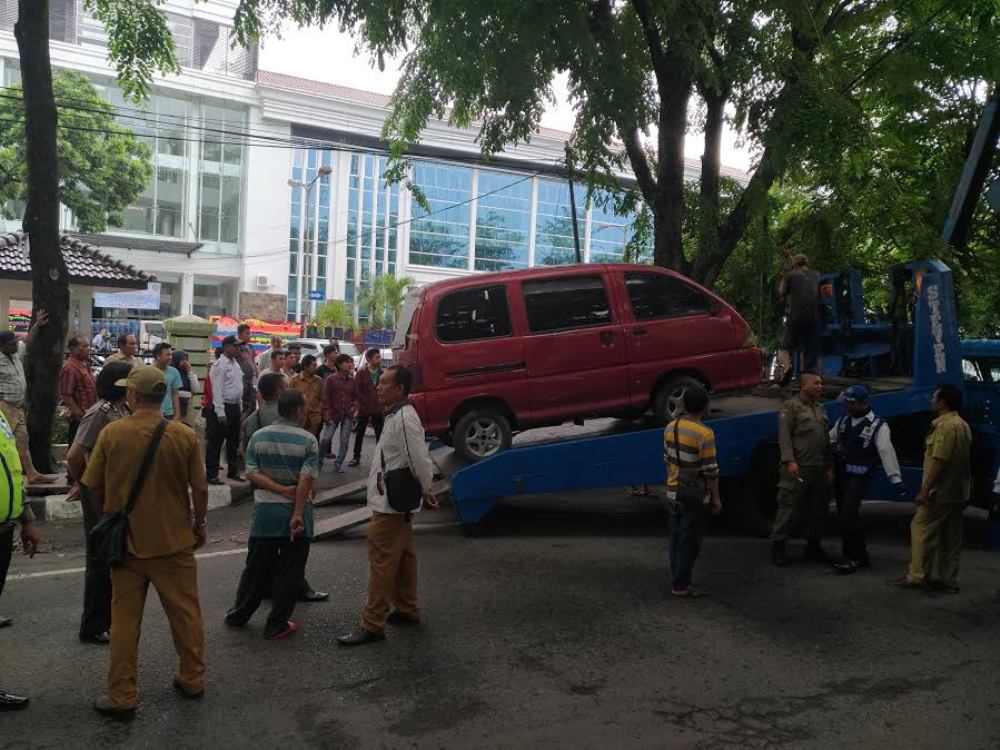 Pedagang Pulsa & Parkir Berlapis Ditertibkan