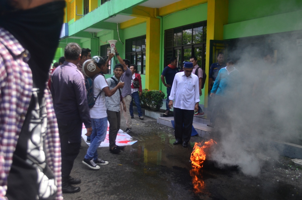 Mahasiswa Tuntut Kejelasan Akreditasi UISU