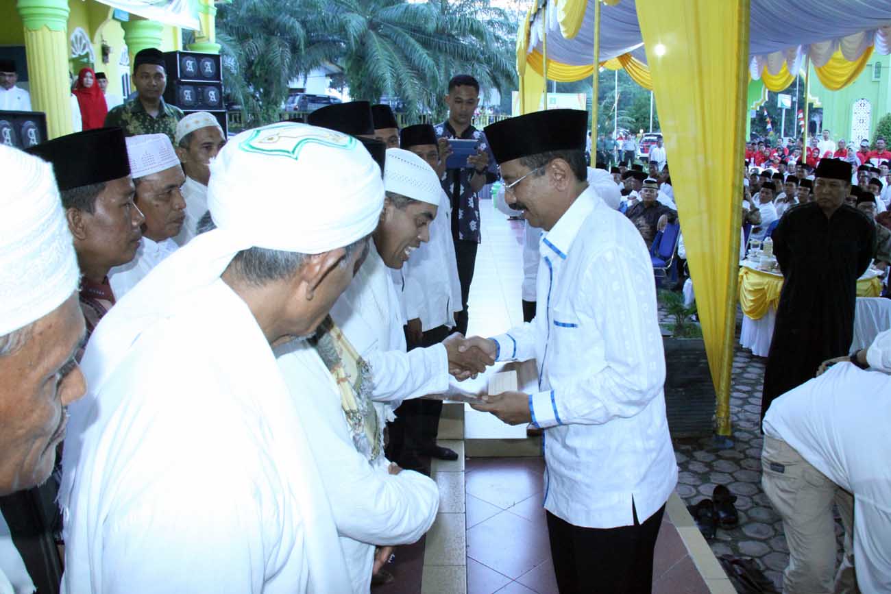 Tengku Erry Gebernur Pertama Injak Kaki di Desa Jaring Halus