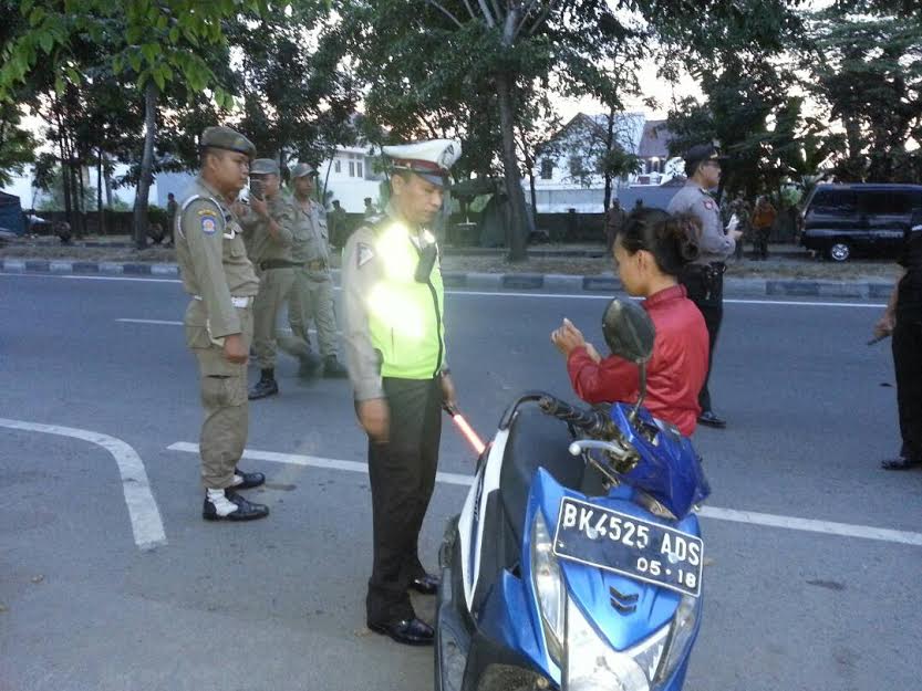 Tim Gabungan Polrestabes Medan dan Jajaran Tertibkan Asmara Subuh