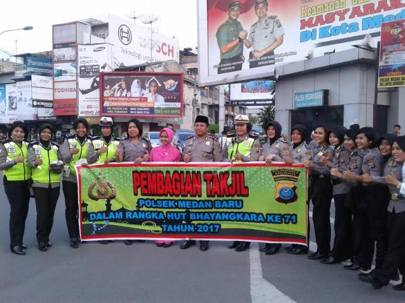 Jelang Berbuka Polsek Medan Baru Bagikan Takjil