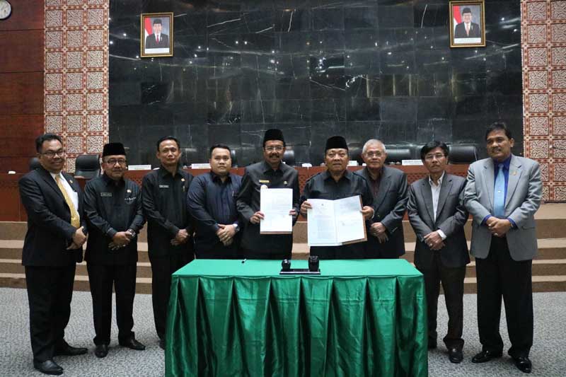 Gubsu dan Pimpinan DPRDSU Sahkan Enam Perda