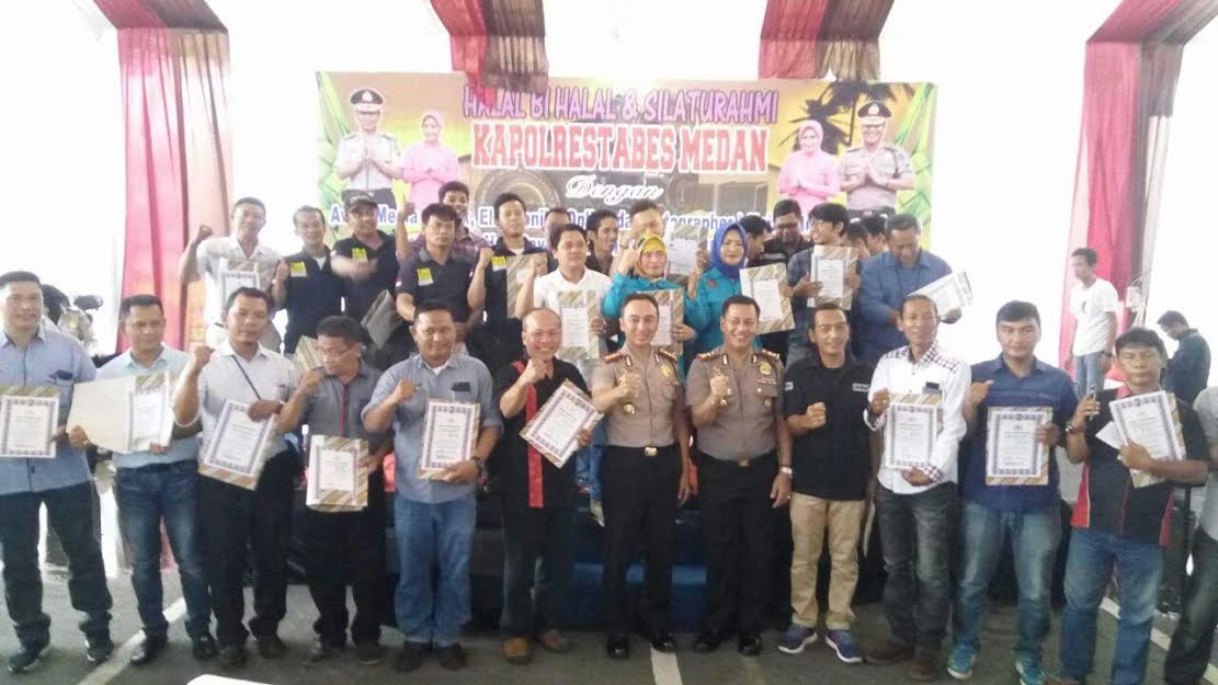 Kapolrestabes Medan Beri Piagam Penghargaan Kepada Jurnalis, Sudarmanto Wartawan SUMUT24 Salah Satunya