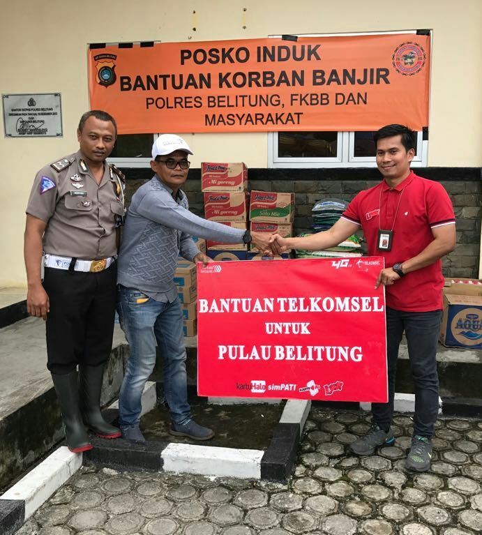Pemulihan Pasca Banjir di Belitung, Telkomsel Serahkan Bantuan