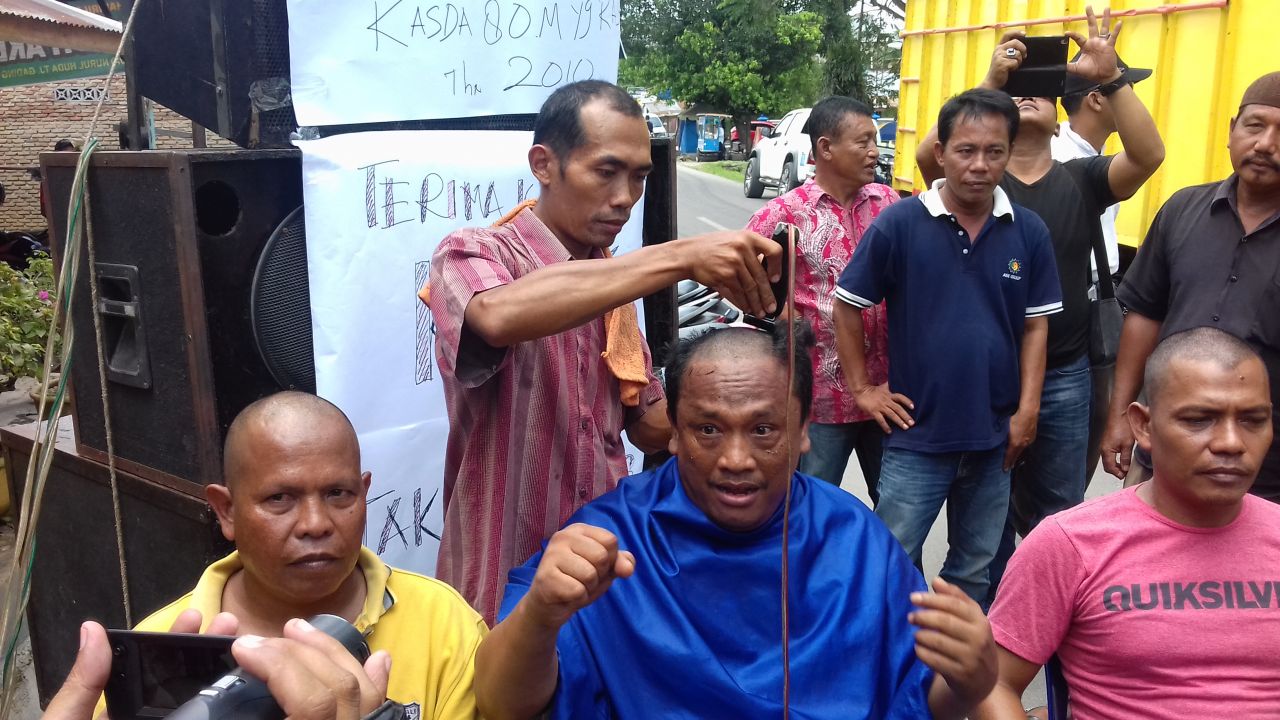 Pasca OK Arya Ditangkap KPK ,  Warga Batubara Bakar Kemenyan dan Botak Kepala