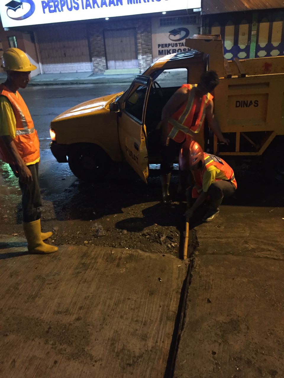 Dinas PU Bersihkan  Lubang Inlet Tersumbat