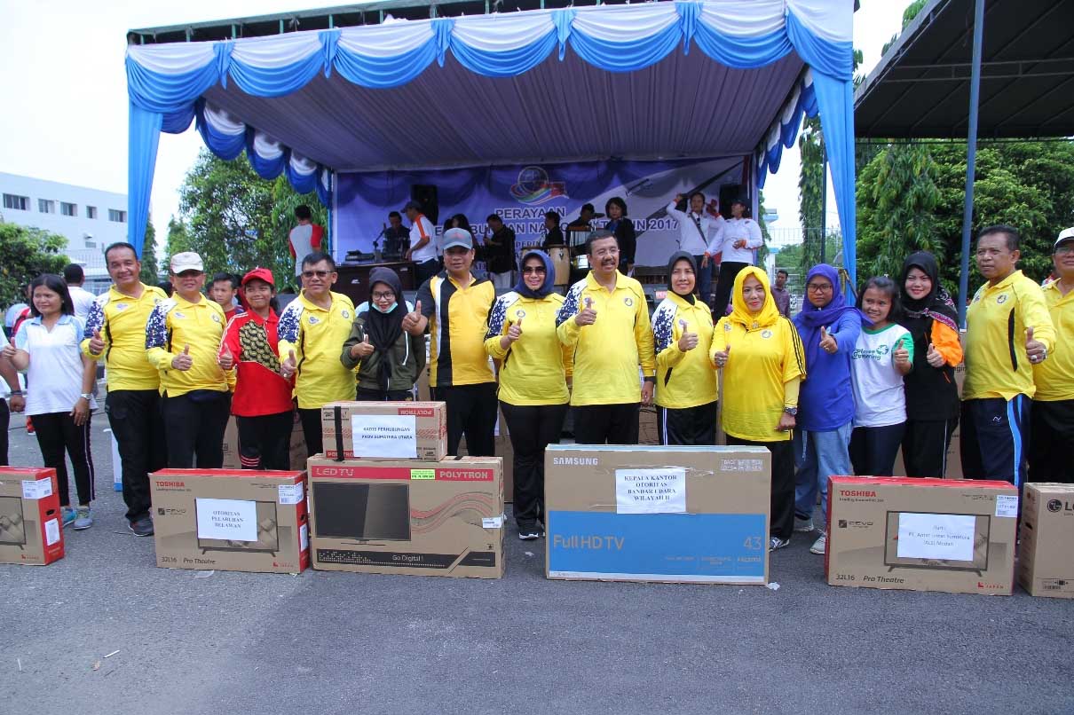 HUT Perhubungan , Ribuan Warga Ikuti Gerak Jalan, Gubsu Berikan Hadiah Sepeda