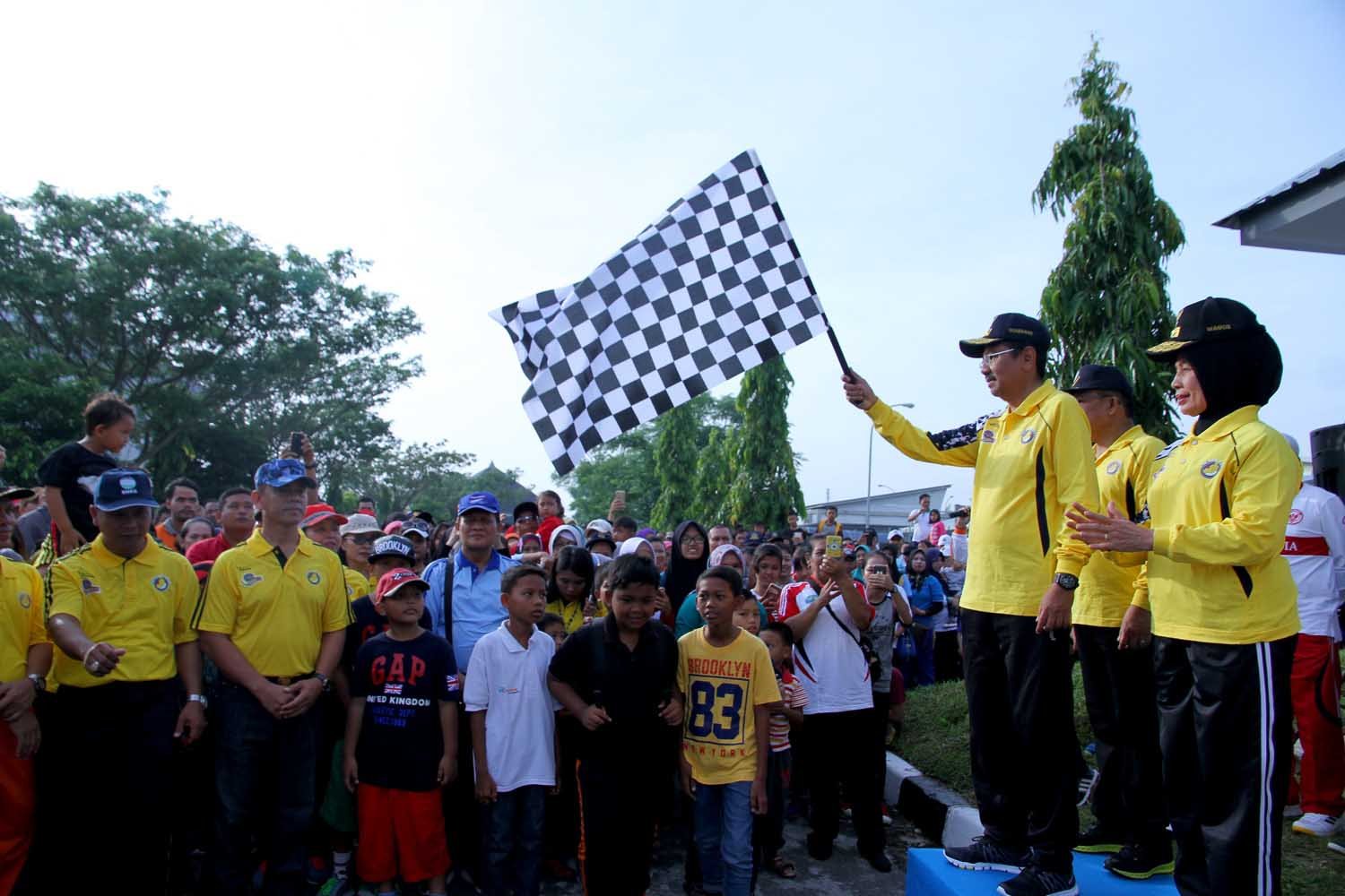 HUT Perhubungan Gubsu Dr Ir H Tengku Erry  Jalan Santai di KNIA, Berikan Hadiah Sepeda Paten